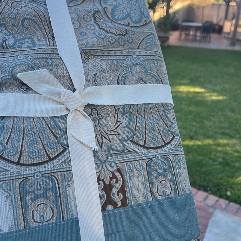 New Williams-Sonoma Blue Paisley Tablecloth 70X90 6-8 average settings - Picture 7 of 10